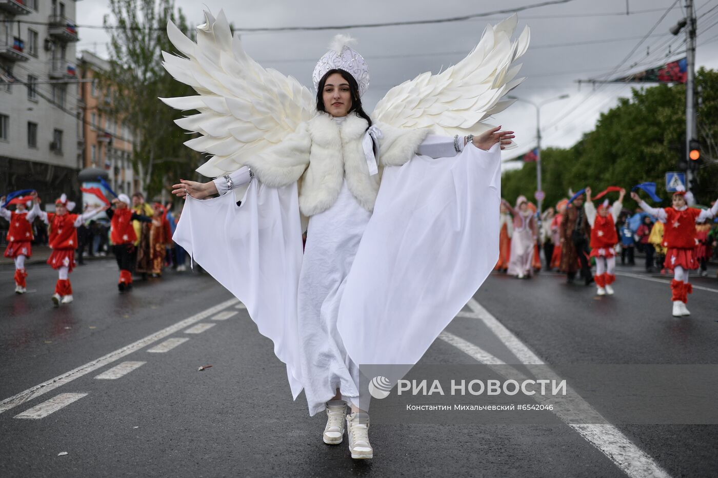 Участница праздничного шествия в честь Дня республики. День Республики в ДНР отмечается ежегодно 11 мая в годовщину всенародного референдума о самоопределении. Место: Украина, Донецкая область, Донецк. Автор: Константин Михальчевский/РИА Новости. День республики в ДНР