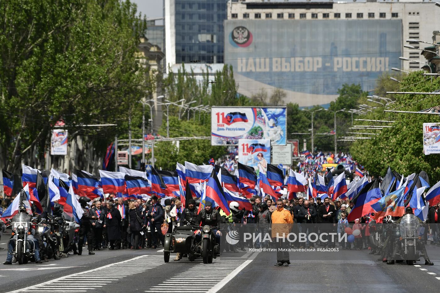 Участники праздничного шествия в честь Дня республики. День Республики в ДНР отмечается ежегодно 11 мая в годовщину всенародного референдума о самоопределении. Место: Украина, Донецкая область, Донецк. Автор: Константин Михальчевский/РИА Новости. День республики в ДНР
