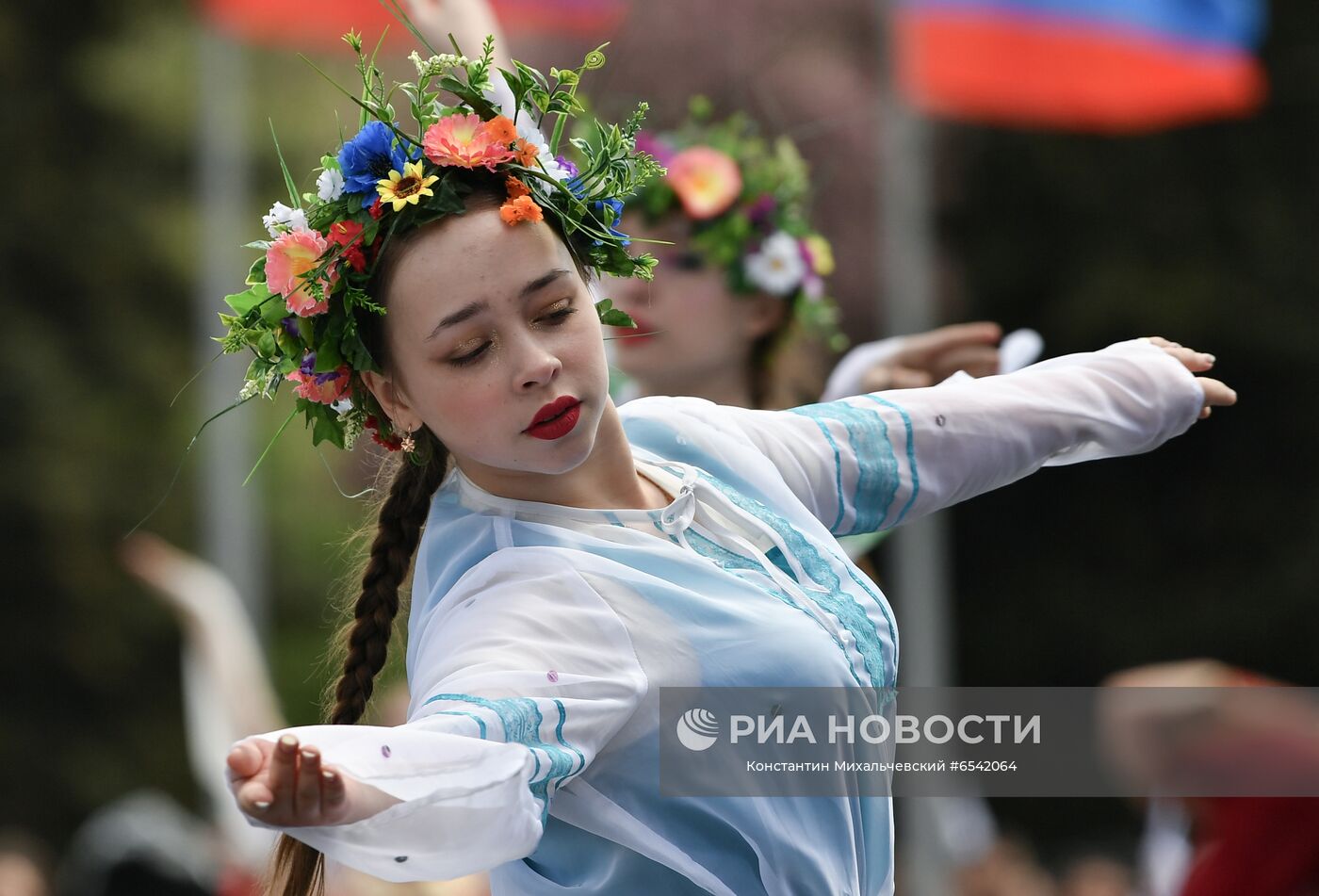 Участница праздничного шествия в честь Дня республики. День Республики в ДНР отмечается ежегодно 11 мая в годовщину всенародного референдума о самоопределении. Место: Украина, Донецкая область, Донецк. Автор: Константин Михальчевский/РИА Новости. День республики в ДНР