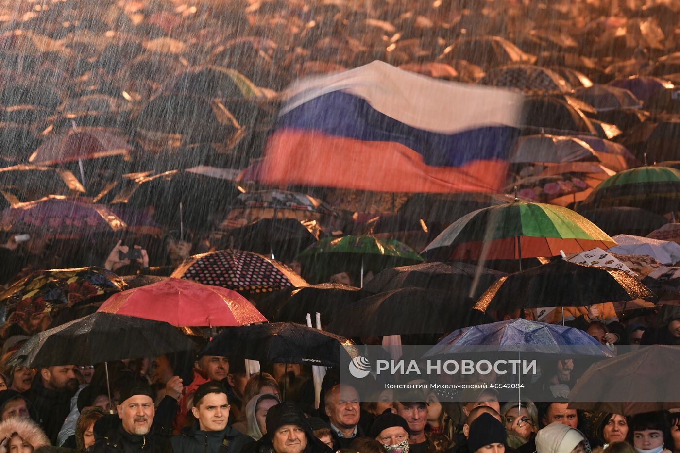 Участник праздничного шествия на концерте в честь Дня республики. День Республики в ДНР отмечается ежегодно 11 мая в годовщину всенародного референдума о самоопределении. Место: Украина, Донецкая область, Донецк. Автор: Константин Михальчевский/РИА Новости. День республики в ДНР