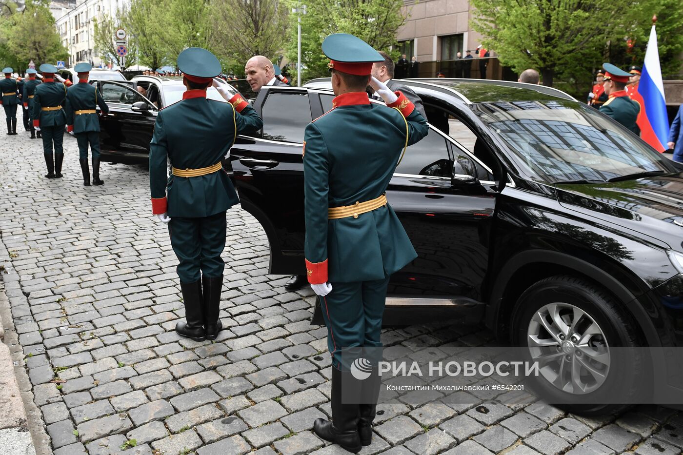 Член Комитета Совета Федерации по международным делам Александр Карелин во время прибытия на праздничные мероприятия в честь Дня республики. День республики в ДНР отмечается ежегодно 11 мая в годовщину всенародного референдума о самоопределении. Место: Украина, Донецкая область, Донецк. Автор: Константин Михальчевский/РИА Новости. День республики в ДНР