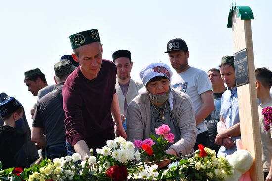 Похороны погибших при стрельбе в казанской школе №175