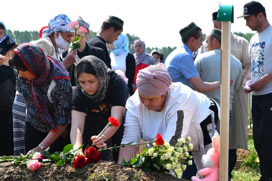 Похороны погибших при стрельбе в казанской школе №175