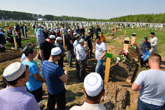 Похороны погибших при стрельбе в казанской школе №175