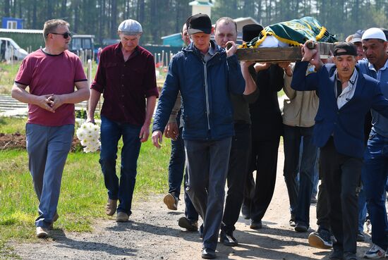 Похороны погибших при стрельбе в казанской школе №175