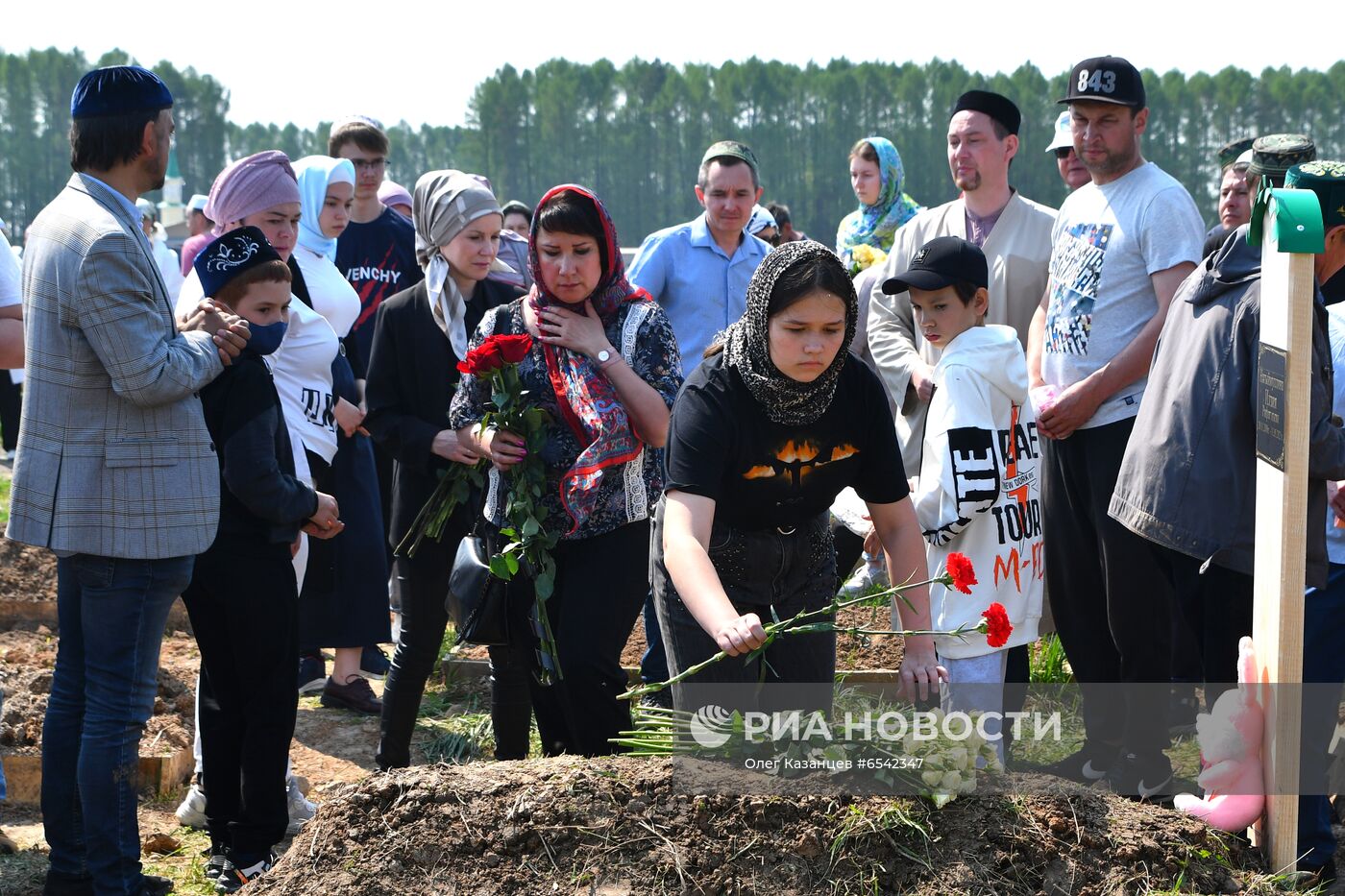 Похороны погибших при стрельбе в казанской школе №175