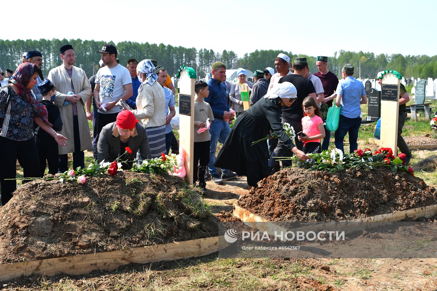 Похороны погибших при стрельбе в казанской школе №175