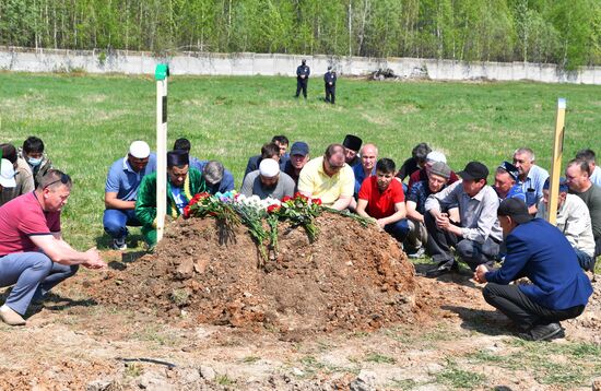 Похороны погибших при стрельбе в казанской школе №175