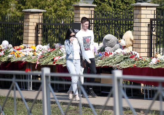 Траур по погибшим в казанской школе 