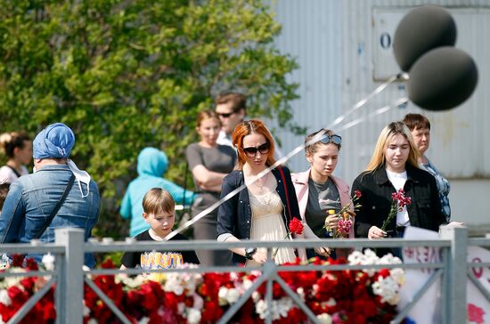 Траур по погибшим в казанской школе 