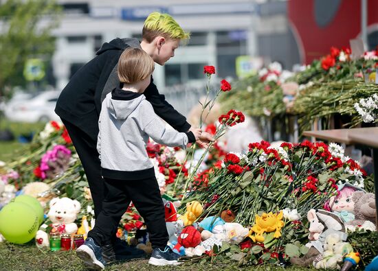 Траур по погибшим в казанской школе 