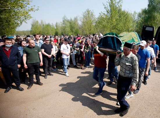 Траур по погибшим в казанской школе