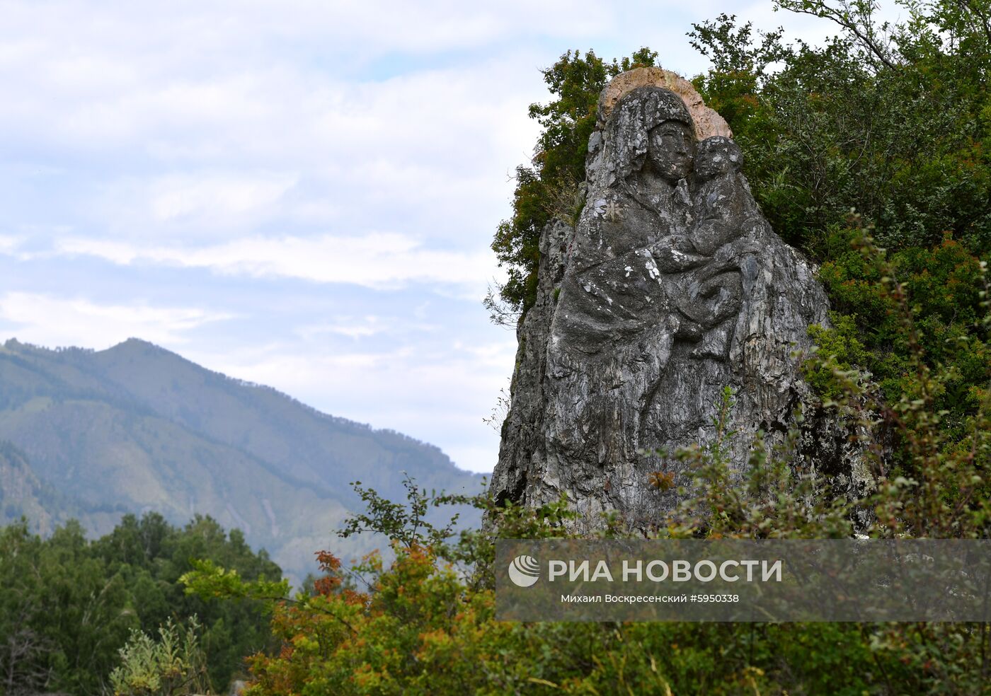 Республика Алтай скала с изображением Лика святых