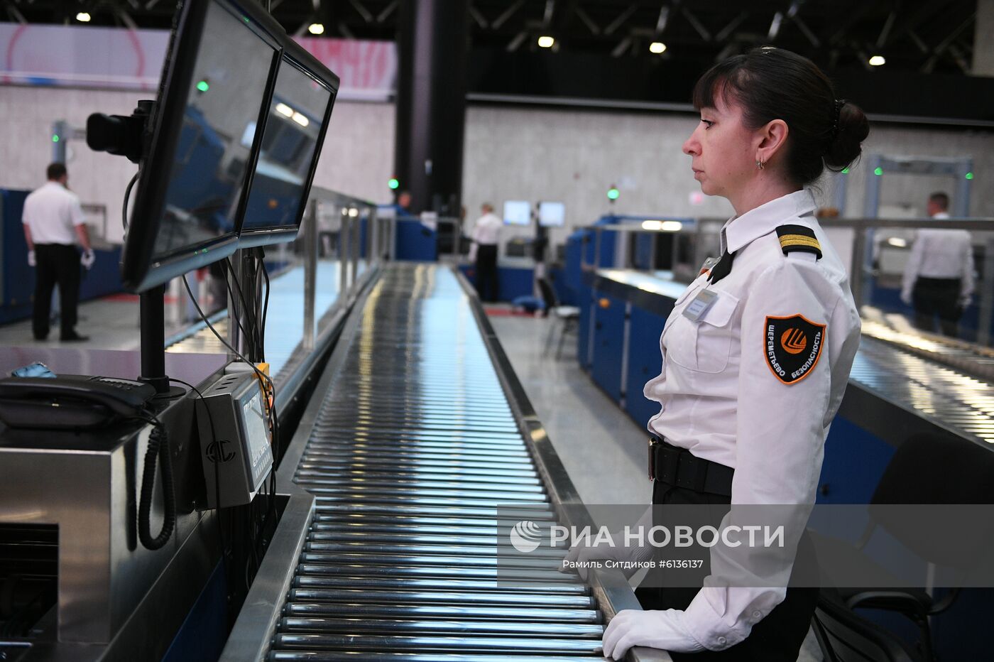 инспектор по досмотру пассажиров аэропорта
