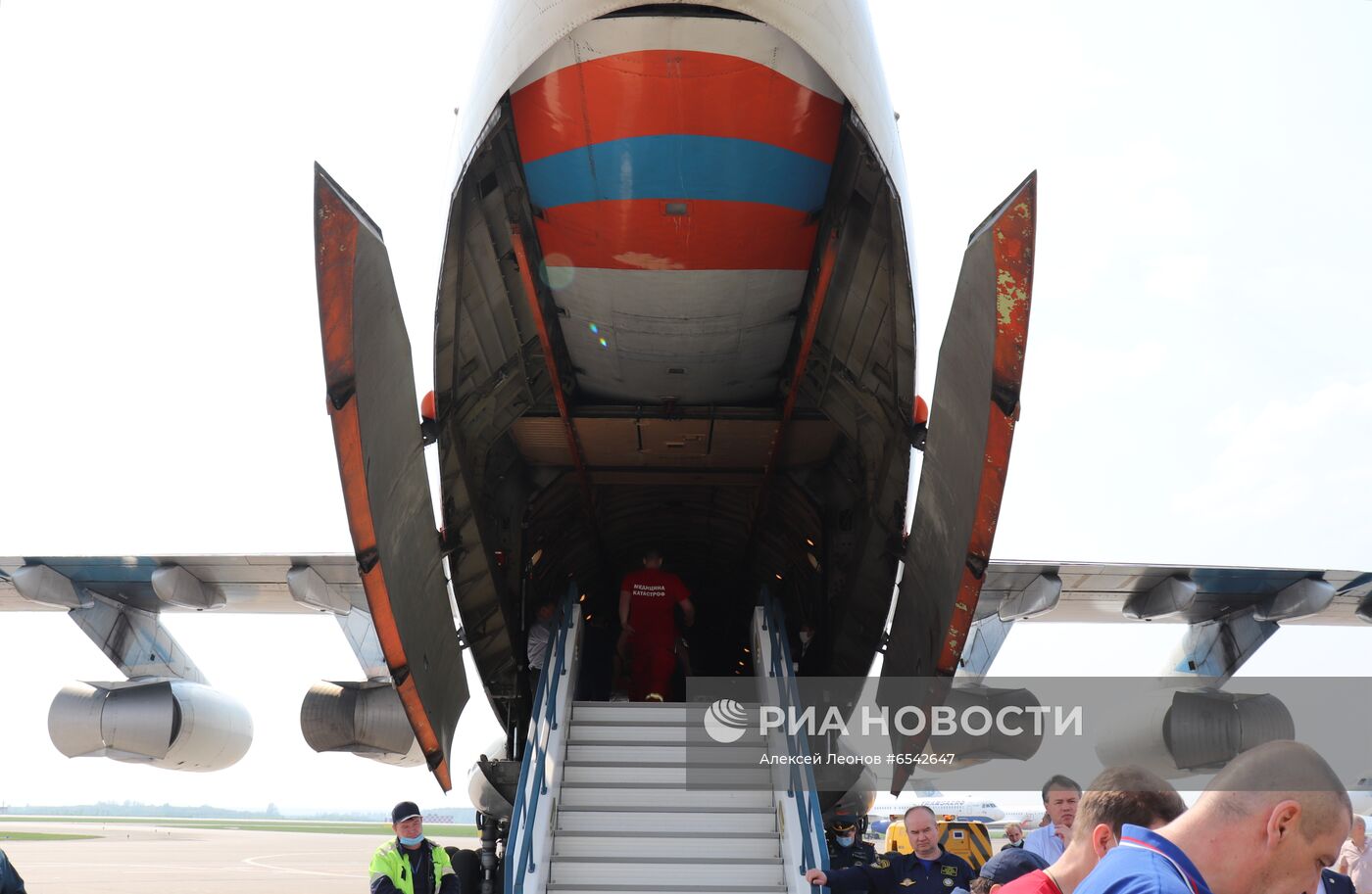 Вылет самолёта МЧС с пострадавшими при стрельбе из Казани в Москву