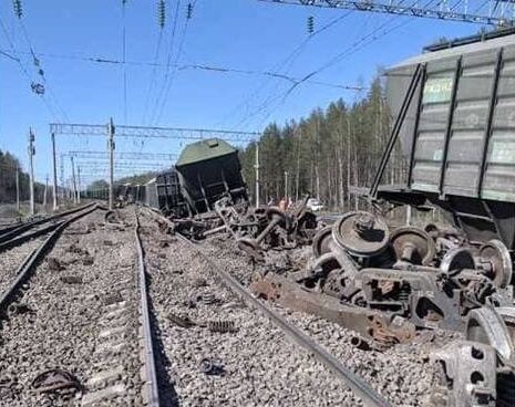 Сход с рельсов грузового поезда в Карелии