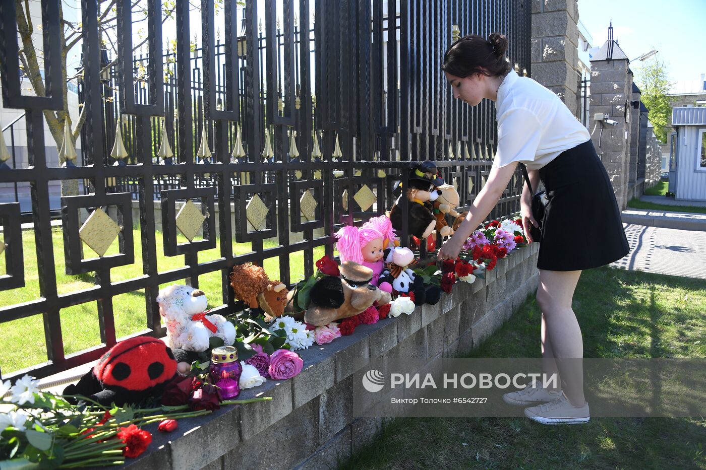 Цветы в Минске в память о жертвах трагедии в Казани