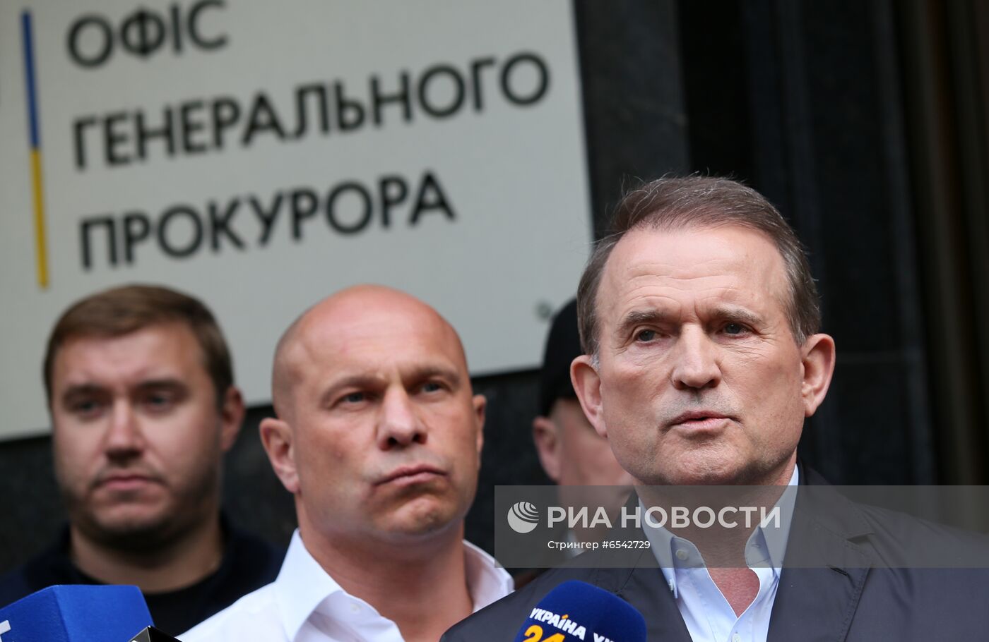 В. Медведчук приехал в офис генпрокурора Украины для дачи показаний