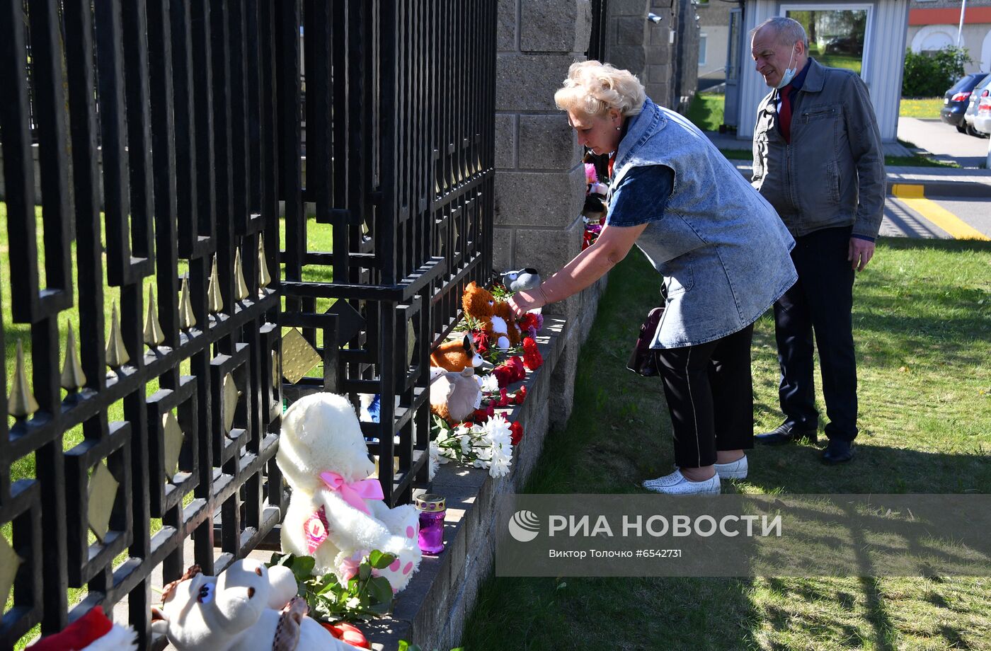 Цветы в Минске в память о жертвах трагедии в Казани