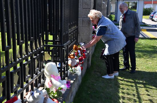 Цветы в Минске в память о жертвах трагедии в Казани