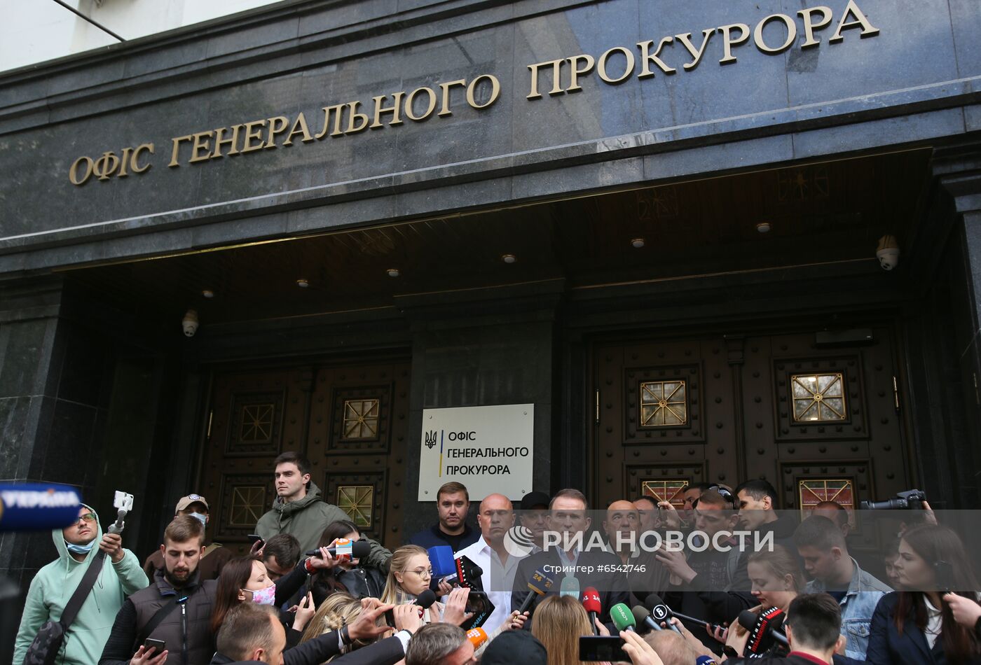 В. Медведчук приехал в офис генпрокурора Украины для дачи показаний