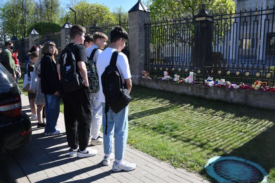 Цветы в Минске в память о жертвах трагедии в Казани