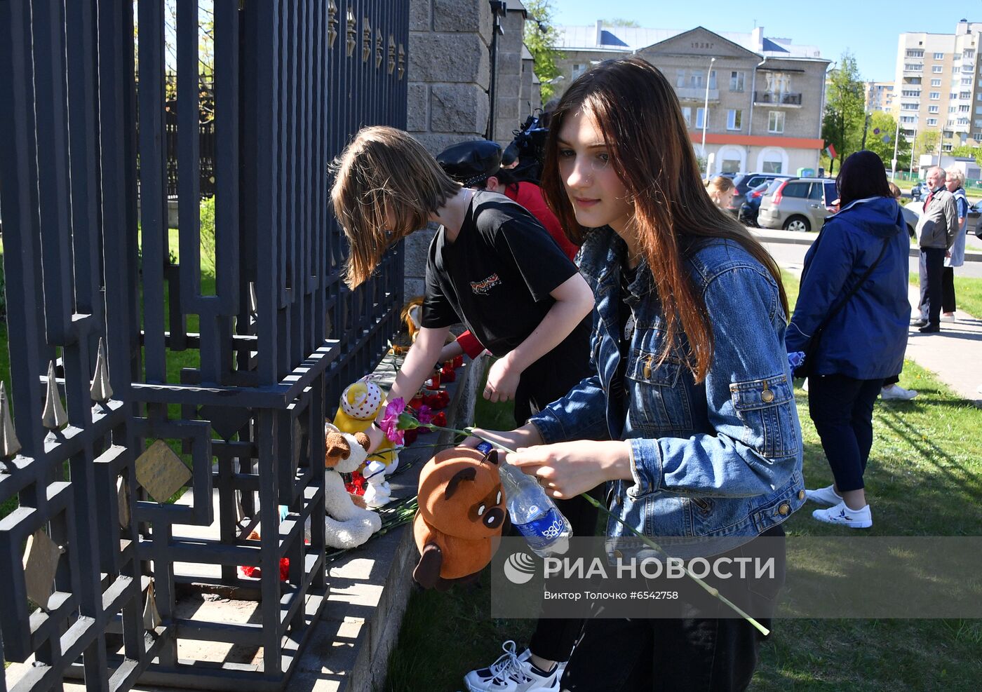 Цветы в Минске в память о жертвах трагедии в Казани