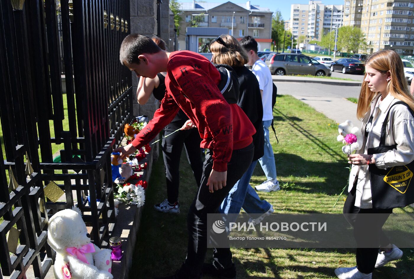 Цветы в Минске в память о жертвах трагедии в Казани