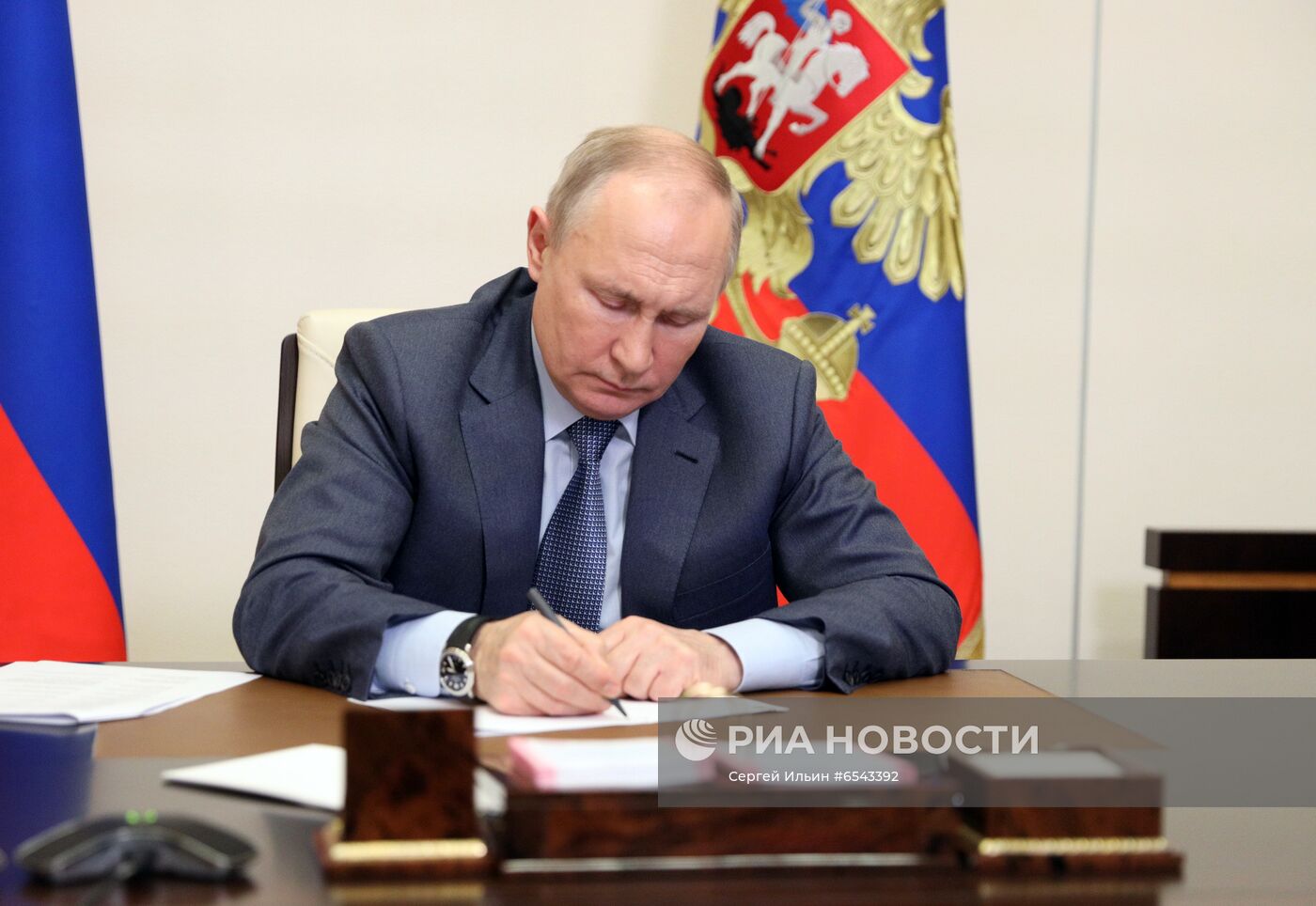 Президент РФ В. Путин провел совещание с членами правительства РФ