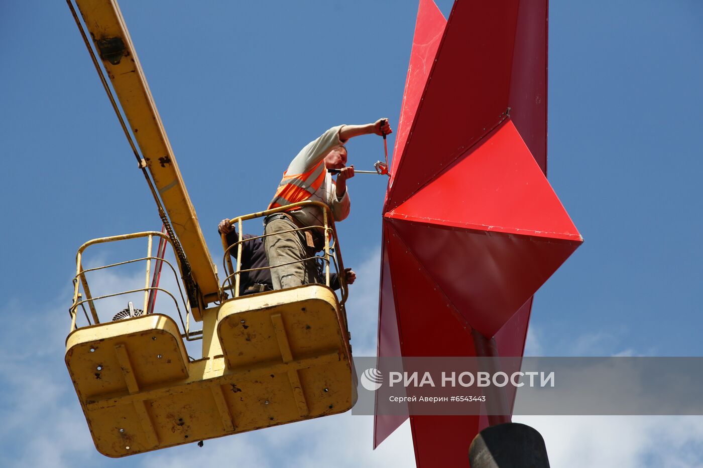 Установка звезды Победы на въезде в Донецк