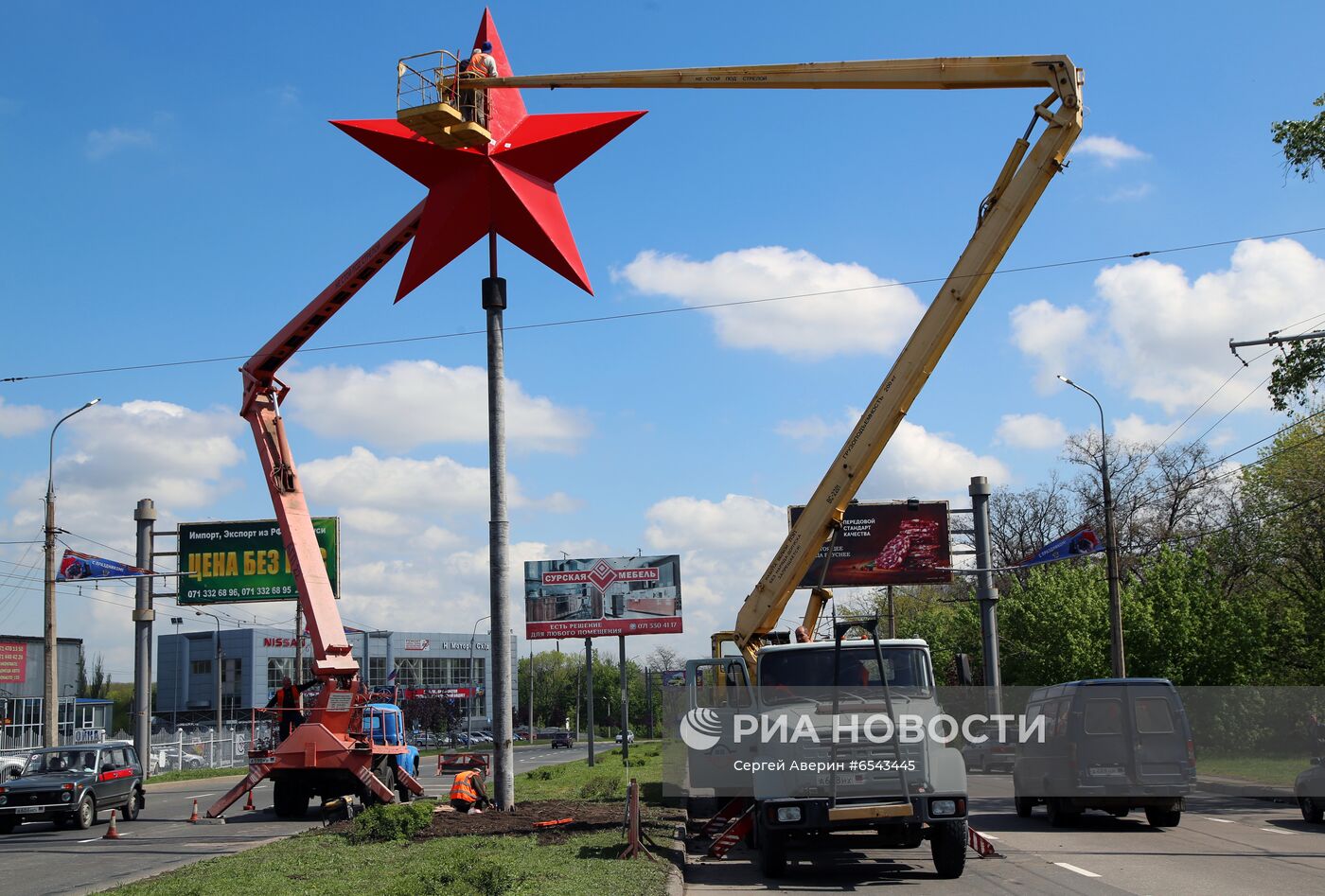 Установка звезды Победы на въезде в Донецк