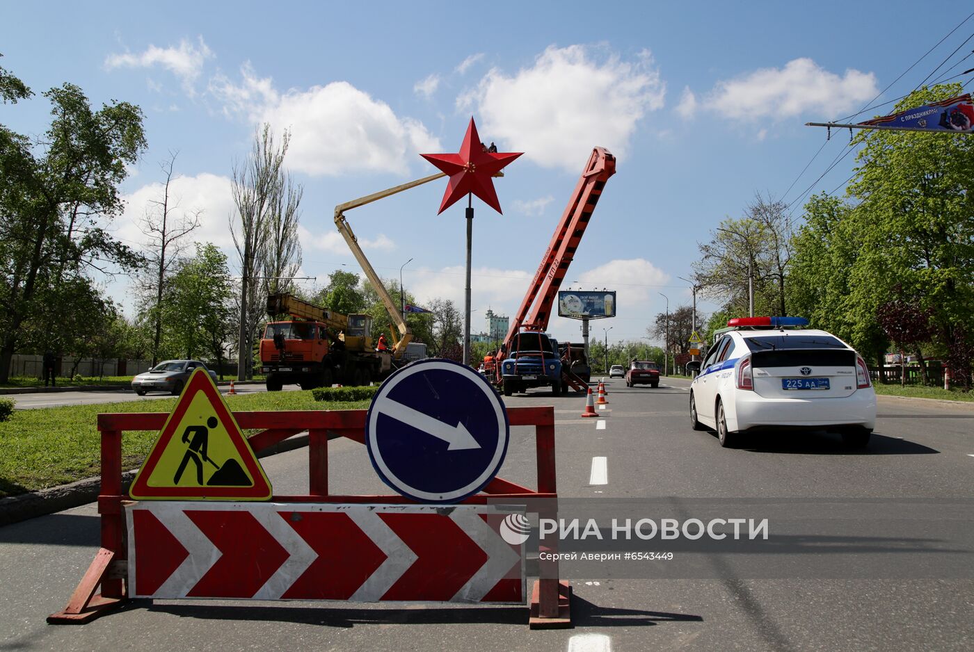 Установка звезды Победы на въезде в Донецк