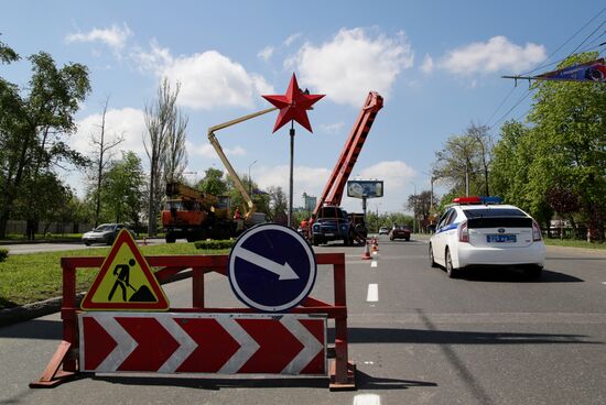 Установка звезды Победы на въезде в Донецк