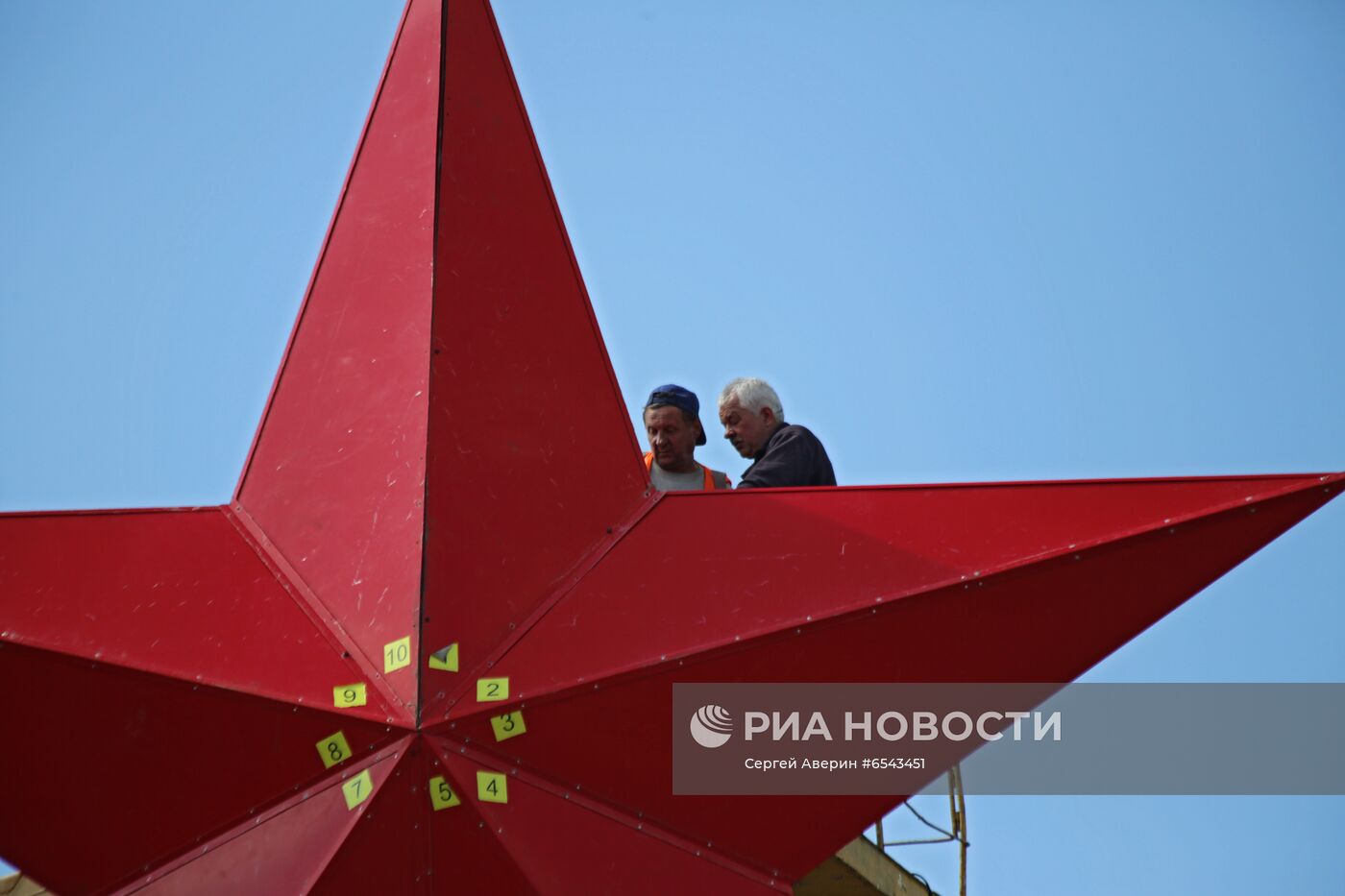 Установка звезды Победы на въезде в Донецк