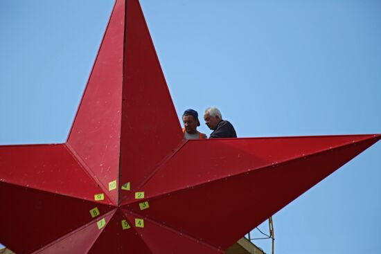 Установка звезды Победы на въезде в Донецк