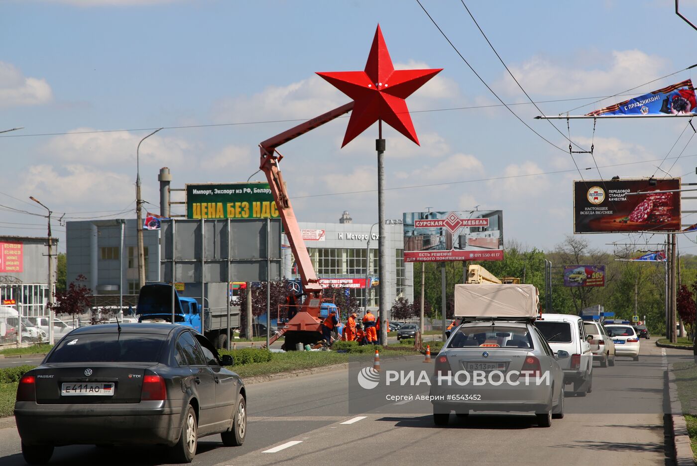 Установка звезды Победы на въезде в Донецк