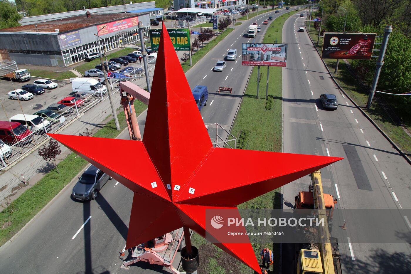 Установка звезды Победы на въезде в Донецк