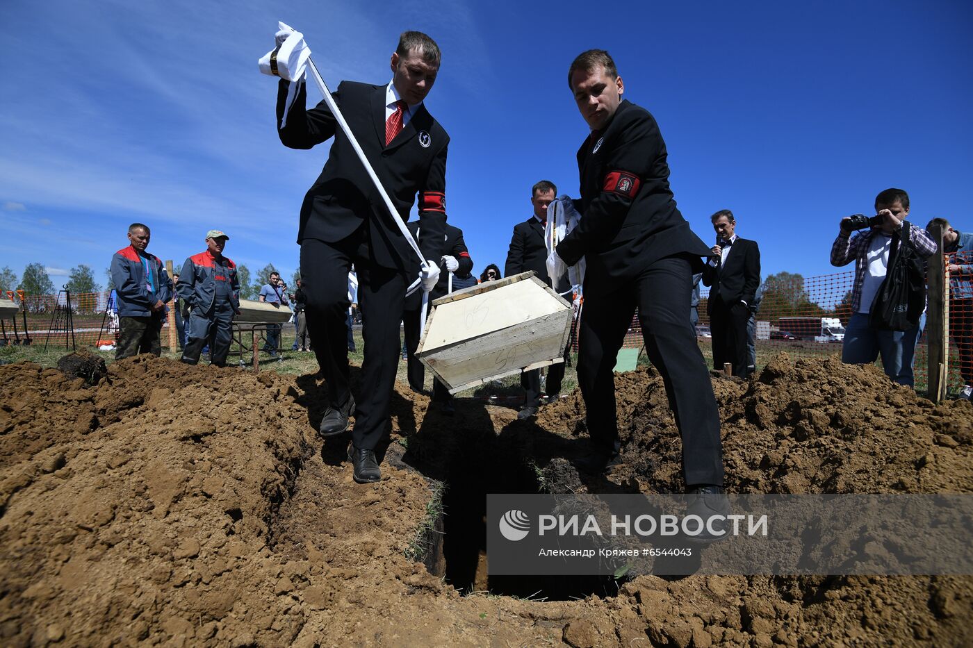 Соревнование по скоростной копке могил среди специализированных предприятий