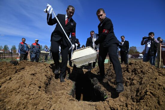 Соревнование по скоростной копке могил среди специализированных предприятий