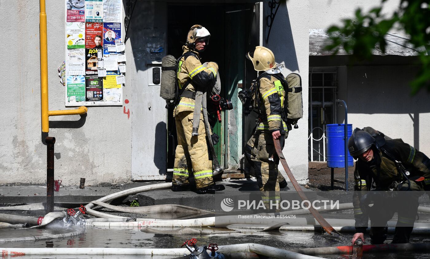 В центре Екатеринбурга загорелась крыша жилого дома