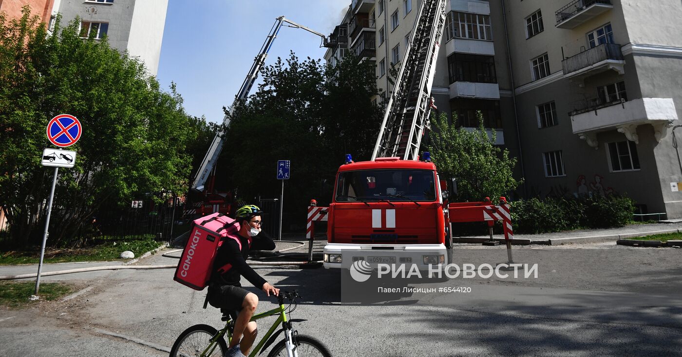 В центре Екатеринбурга загорелась крыша жилого дома