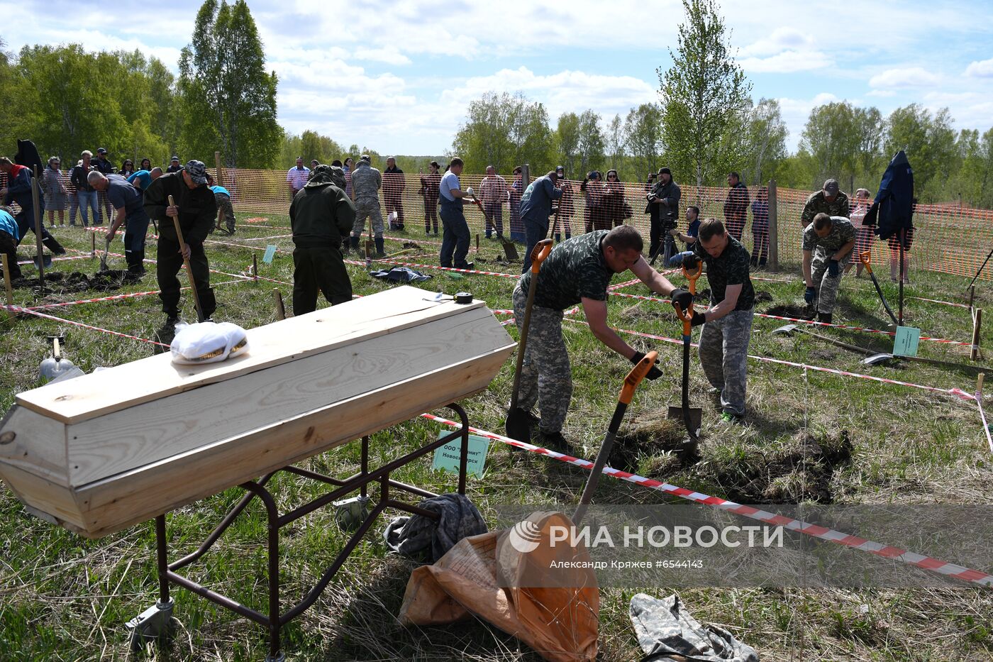 Соревнование по скоростной копке могил среди специализированных предприятий