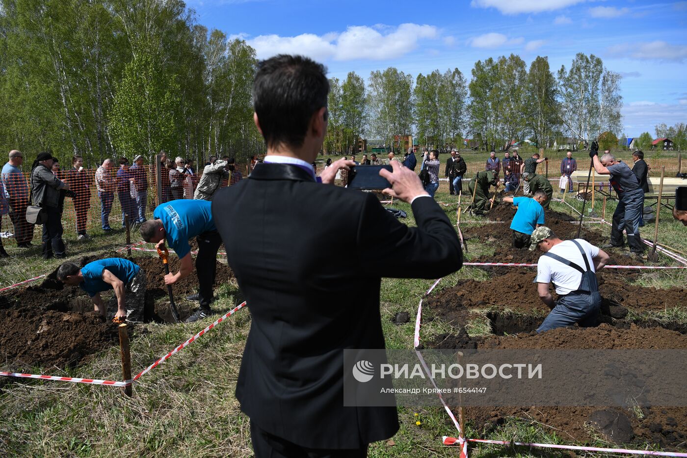 Соревнование по скоростной копке могил среди специализированных предприятий