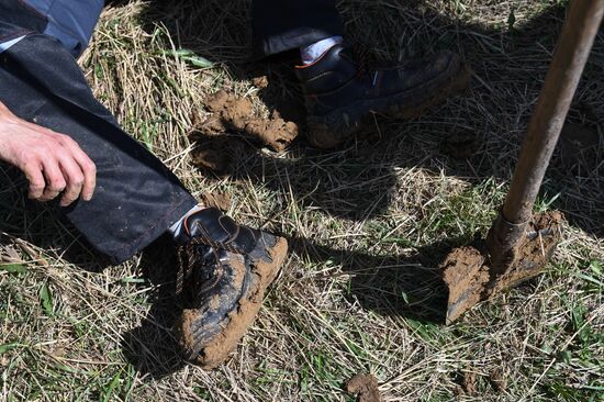 Соревнование по скоростной копке могил среди специализированных предприятий