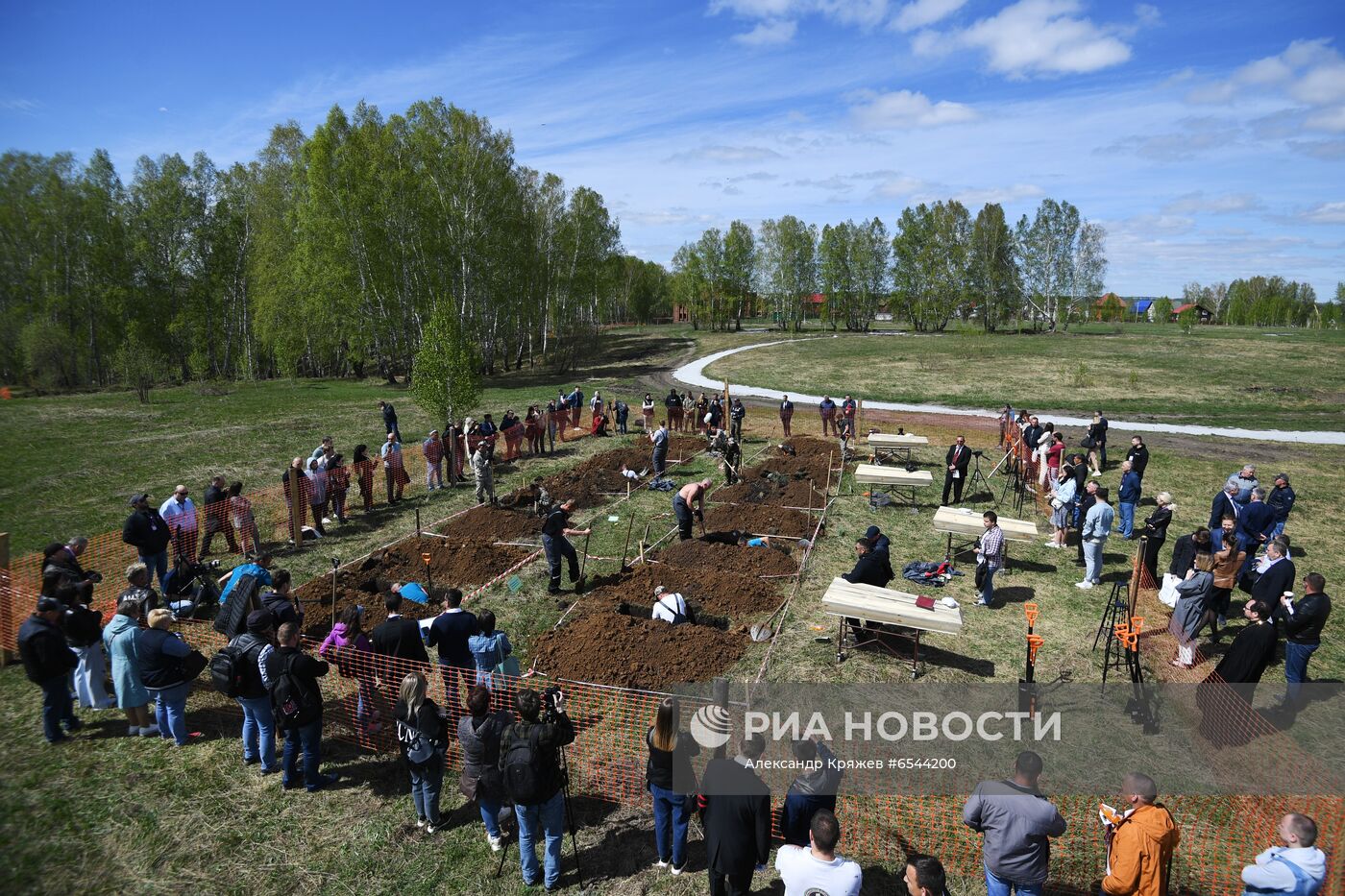 Соревнование по скоростной копке могил среди специализированных предприятий