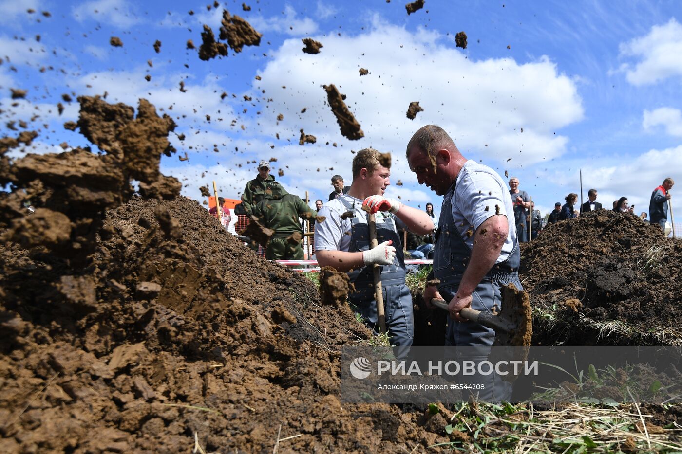 Соревнование по скоростной копке могил среди специализированных предприятий