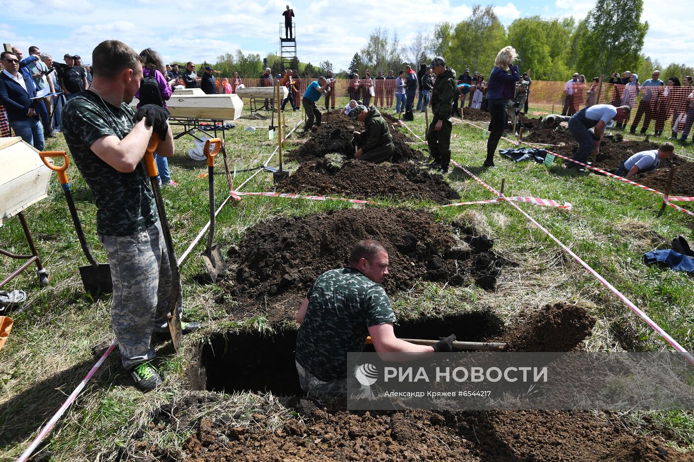 Соревнование по скоростной копке могил среди специализированных предприятий