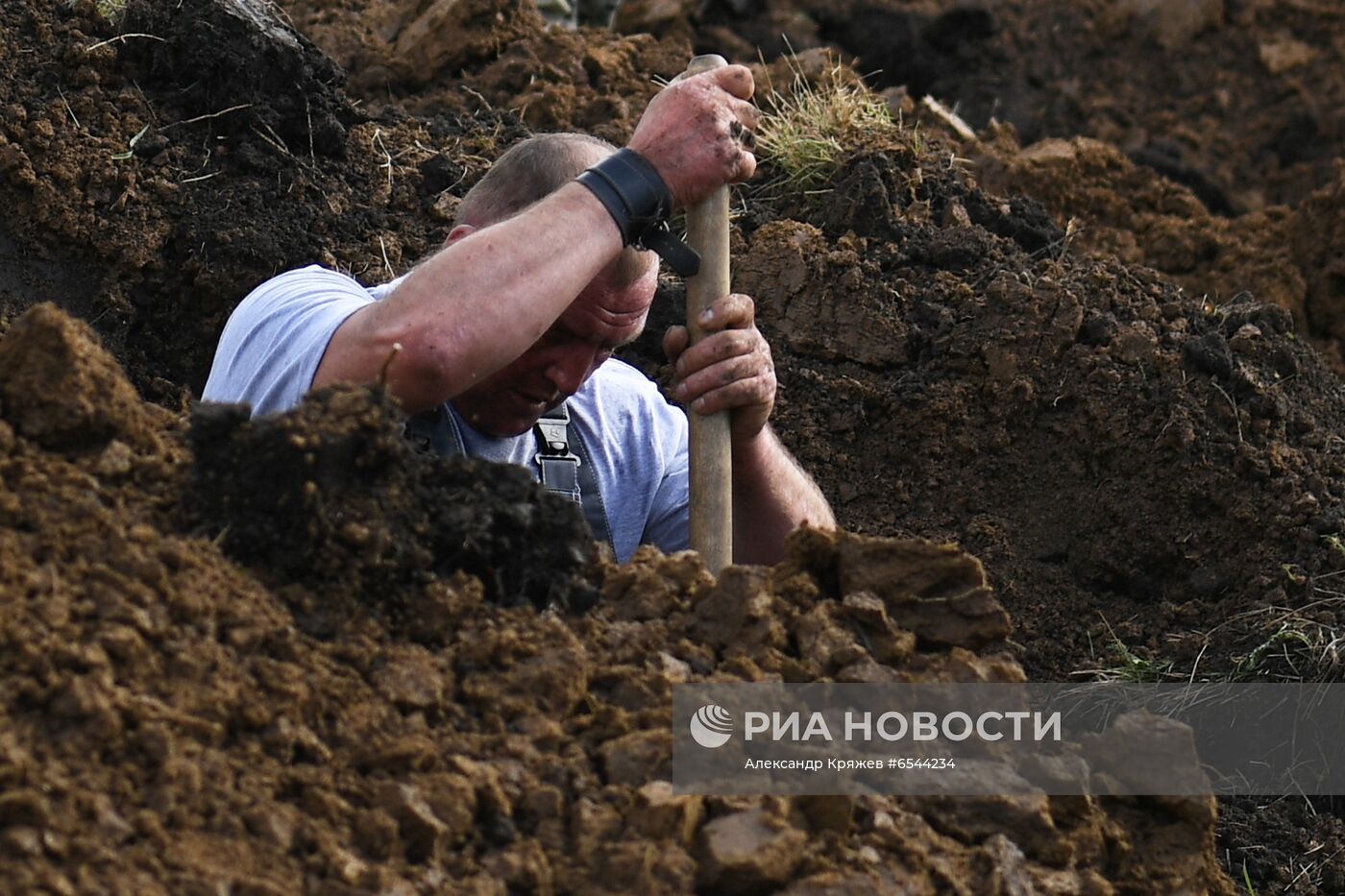 Соревнование по скоростной копке могил среди специализированных предприятий