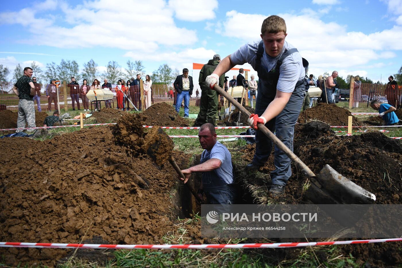 Соревнование по скоростной копке могил среди специализированных предприятий