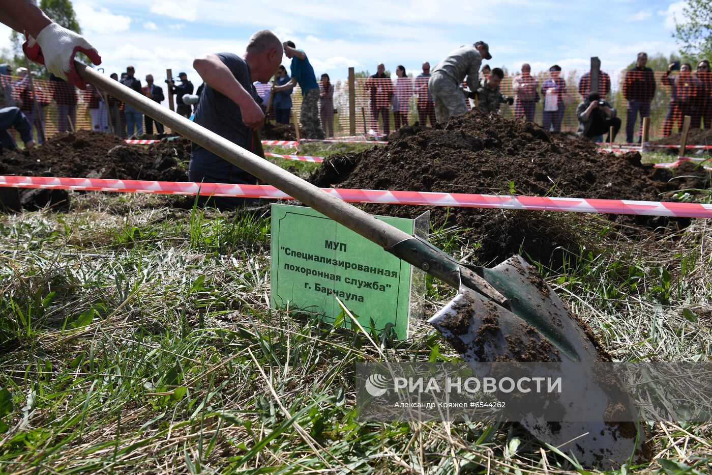 Соревнование по скоростной копке могил среди специализированных предприятий